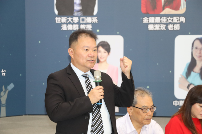 中国时报副社长在百忙之中前往会场给予参赛者鼓励预祝各位勇夺最后的胜利。(图片/中华两岸文经协会提供)