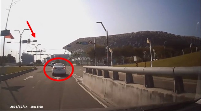 网友PO网控诉前车绿灯但是突然煞车停在路中央，害他煞车后撞上。（翻摄爆料公社）