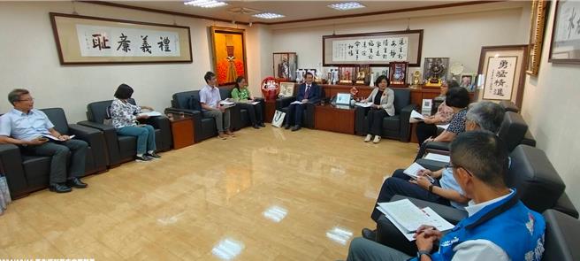 今（16）日疾管署署長莊人祥南下拜會雲林縣長張麗善，共商北港鎮埃及斑蚊消除計畫，藉由整合跨局處資源，執行相關防治工作，控制埃及斑蚊分布。（圖／疾管署提供、李念庭台北傳真）