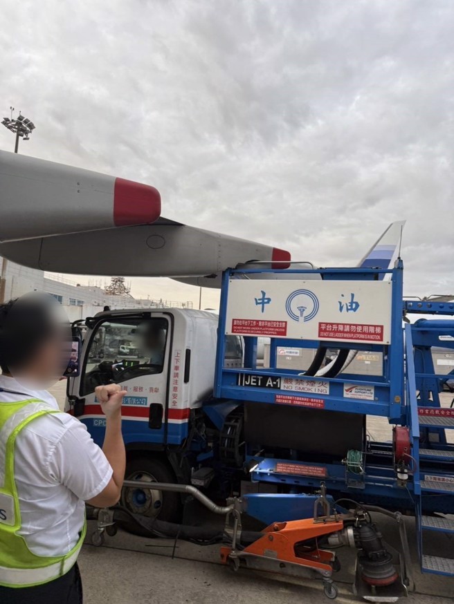 今天桃园机场发生加油机撞击机翼的事故，华航回应已经检修将确保安全及航班正常。（翻摄画面）