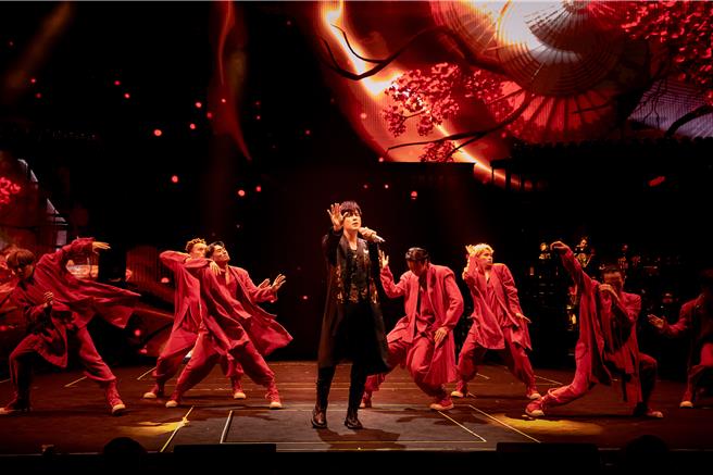 周杰伦日前赴新加坡开唱，热情跟粉丝互动。（杰威尔音乐提供）