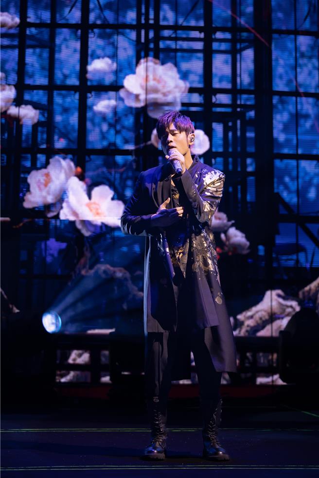 周杰伦日前赴新加坡开唱，热情跟粉丝互动。（杰威尔音乐提供）