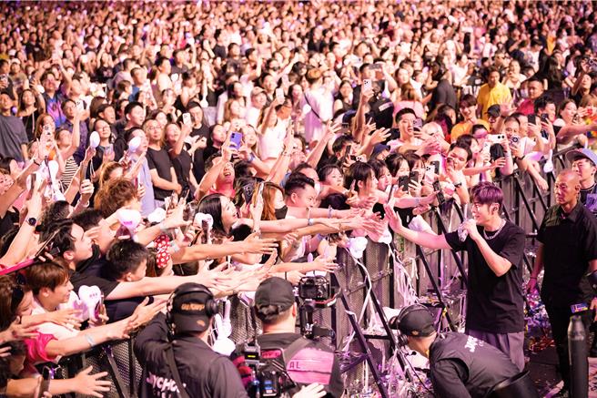 周杰伦日前赴新加坡开唱，热情跟粉丝互动。（杰威尔音乐提供）