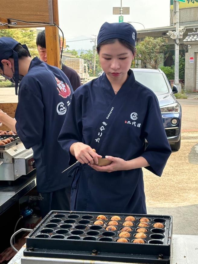 最新專利技術的章魚燒自動翻轉機，烤一盤40顆章魚燒僅需7分鐘。圖／曾麗芳