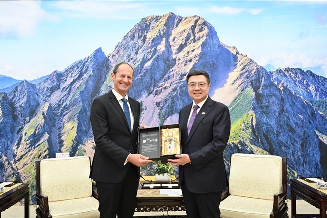 行政院長卓榮泰今日接見歐洲經貿辦事處長谷力哲時表示，台灣與歐盟是非常重要的經貿盟友與民主夥伴，他期許谷處長接任後，能夠促成雙方簽署「經濟夥伴協定」（EPA）。（行政院提供／游念育台北傳真）