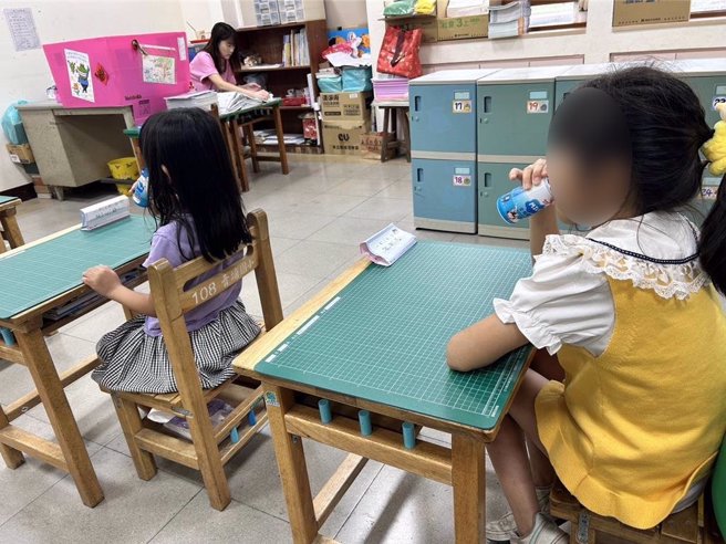 桃園市教育局16日起發放第一批牛乳，因多數學校冷藏設備不足，有9成的學校是以保久乳替代鮮乳。（桃園市教育局提供）