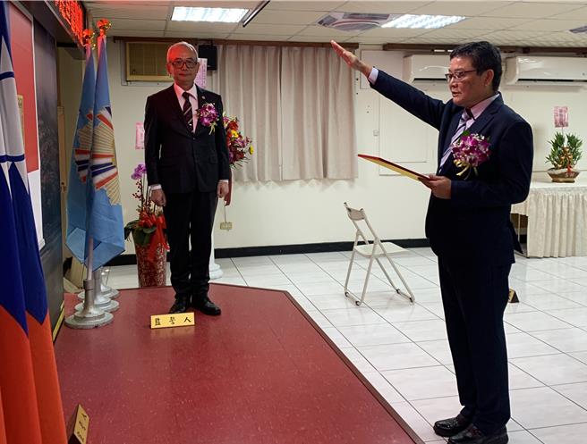 金門縣榮民服務處今日舉行新任處長劉信義（右）布達宣誓典禮，由退輔會副主委陳進廣（左）擔任監誓人。（圖／金門縣榮服處）