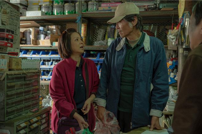 喜翔（右）、楊貴媚在《春行》飾演夫妻默契十足。（今日影像藝術有限公司提供）