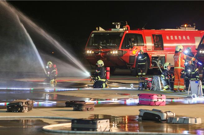 为进一步提升桃园国际机场在灾害抢救中的应变能力，桃园机场公司于16日晚间在第三航厦北侧的机坪举办了「113年度空难灾害防救演习」。此次演习旨在模拟夜间空难情境，共动员22个单位、超过60辆作业车辆及装备，并有200人次参与演习。（陈麒全摄）