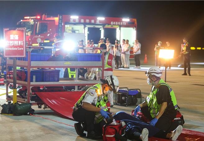 为进一步提升桃园国际机场在灾害抢救中的应变能力，桃园机场公司于16日晚间在第三航厦北侧的机坪举办了「113年度空难灾害防救演习」。此次演习旨在模拟夜间空难情境，共动员22个单位、超过60辆作业车辆及装备，并有200人次参与演习。（陈麒全摄）