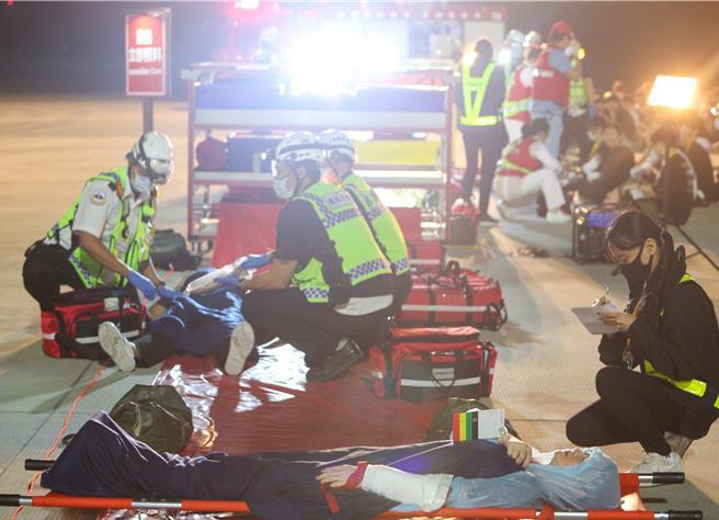 为进一步提升桃园国际机场在灾害抢救中的应变能力，桃园机场公司于16日晚间在第三航厦北侧的机坪举办了「113年度空难灾害防救演习」。此次演习旨在模拟夜间空难情境，共动员22个单位、超过60辆作业车辆及装备，并有200人次参与演习。（陈麒全摄）