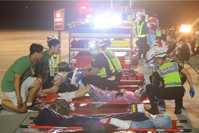 为进一步提升桃园国际机场在灾害抢救中的应变能力，桃园机场公司于16日晚间在第三航厦北侧的机坪举办了「113年度空难灾害防救演习」。此次演习旨在模拟夜间空难情境，共动员22个单位、超过60辆作业车辆及装备，并有200人次参与演习。（陈麒全摄）