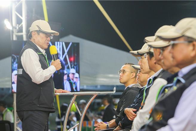 桃园机场公司董事长杨伟甫（左）表示，飞航安全是每位机场工作者的首要任务，这次演习特别选择在夜间进行，并首次使用第三航厦北侧的新机坪，藉此检验在有限照明条件及新场域下的应变能力。此次演习模拟了包括航机空难抢救、大量伤患处理及紧急后送等多个项目，并着重提升各支援单位之间的协同合作能力。（陈麒全摄）