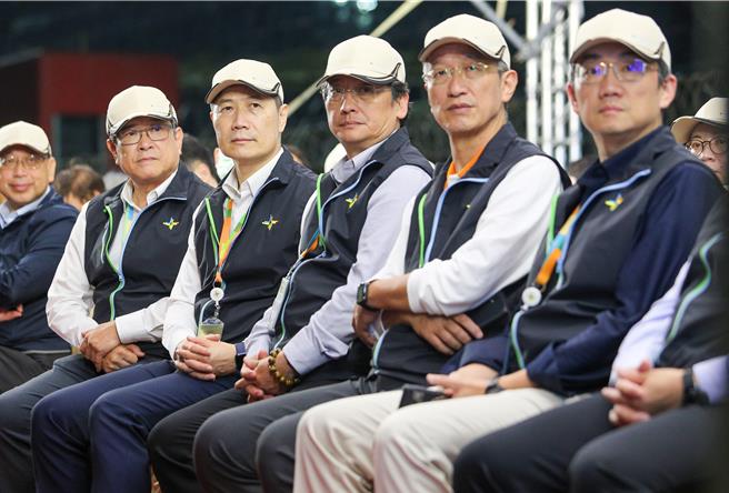 桃园机场公司董事长杨伟甫（左二起）、总经理范孝伦、副总经理李俊德、孙宏彬与助理副总经理余崇立专注看演练高斯作业。（陈麒全摄）