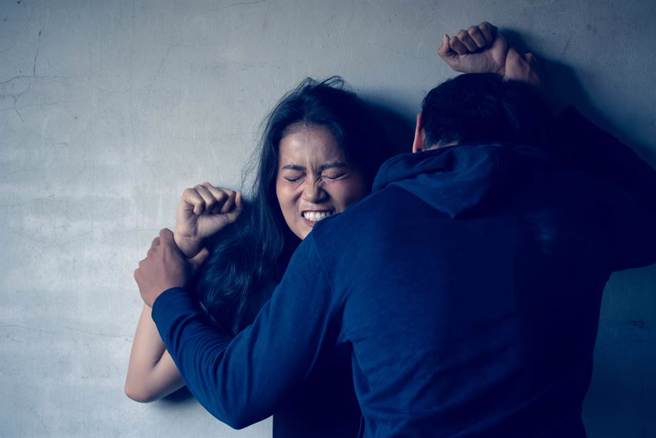 警方誤把性騷被害女的地址外洩給加害人。（圖：shutterstock／達志）