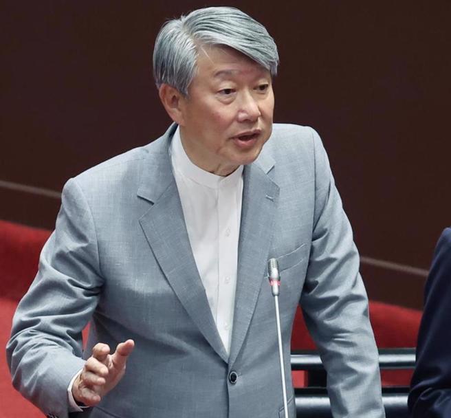 經濟部長郭智輝15日表示，要和菲律賓合作建立太陽能、風能或地熱三種綠能電廠，再以海底電纜或船運帶回台灣。（圖／報系資料照）