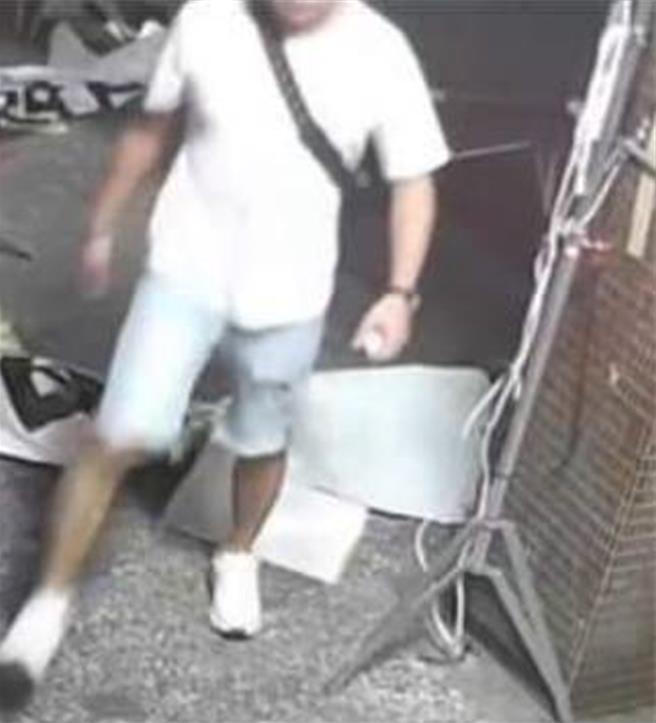 动手砸摊的徐姓男子，傍晚已到案说明。（翻摄照片）