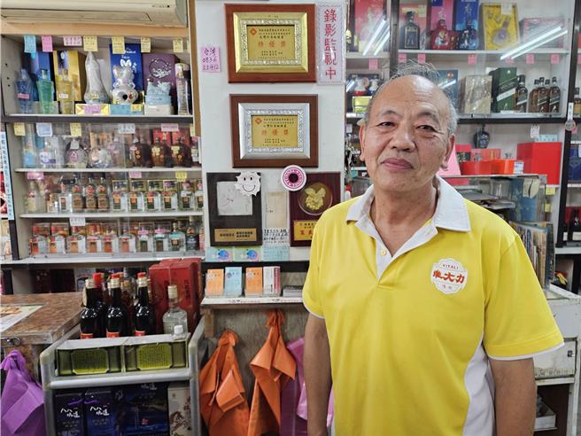 北竿特产店业者王祥生期盼大陆更多省分游客到访，以活络马祖经济。（陈冠宇摄）