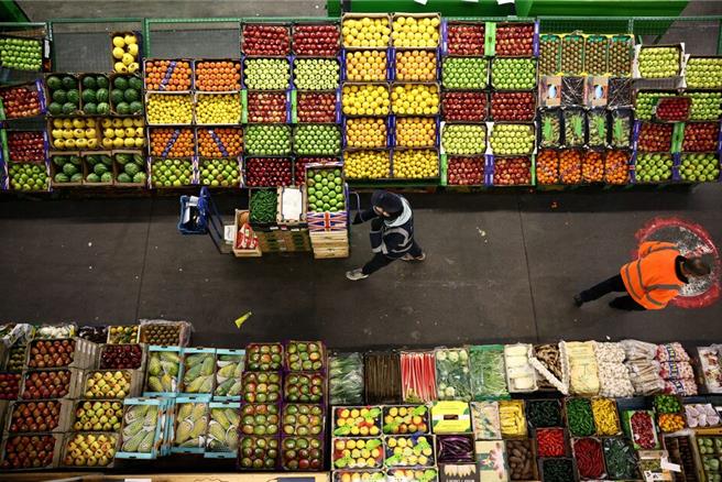 英國倫敦一處販賣蔬果的市集（圖／路透社）