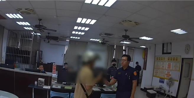 萧姓男子（左）因在派出所录音、录影遭员警劝阻，但却持续录影及咆哮，遭警方依《违反社会秩序维护法》送办。（八德警分局提供）