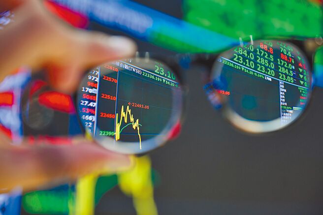 台股第三季震盪激烈，不但外资大卖超5,800亿元，也吓跑大户及中实户，惟散户蚂蚁雄兵最勇猛，交易人数增至551.62万人新高。图／本报资料照片