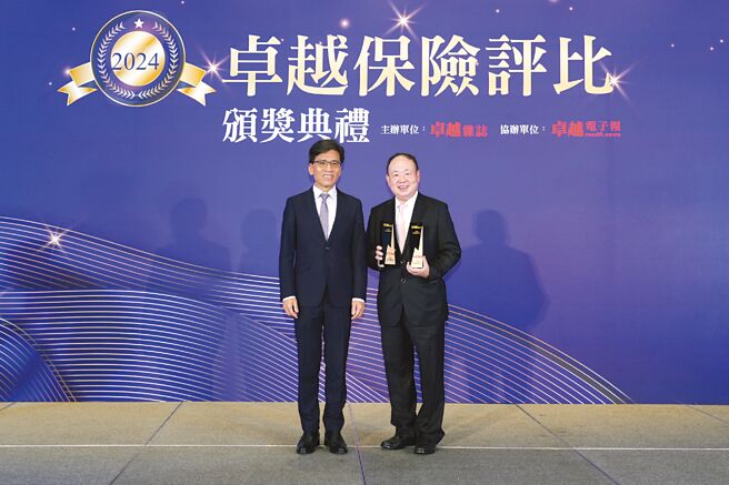 台新人壽獲「2024卓越保險評比」肯定，一舉囊括「卓越專業團隊獎」及「卓越服務品質獎」二項殊榮，由金管會主委彭金隆（左）頒發該獎項榮譽。 圖／台新人壽提供