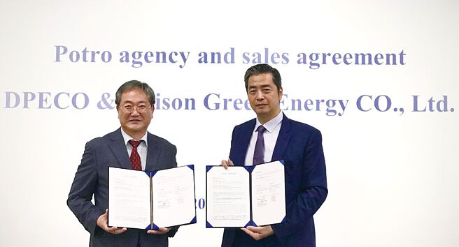 凱勝綠能董事長孫正強（右），與韓國DEPCO CEO SHIN-KEUN,SONG，14日共同簽訂「POTRO EV TRUCK P350 （電動小貨車）」代理銷售合約。圖／凱勝提供