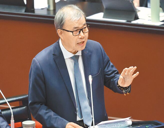 教育部长郑英耀15日在立法院答询表示，青年服勤同意书指的主要是后勤协助。（姚志平摄）