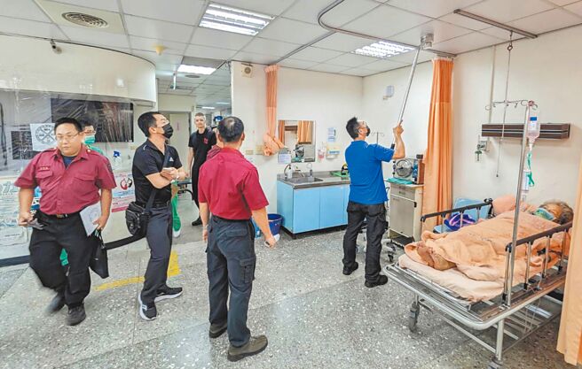 新北市消防局安檢人員日前至醫院複查消防設備，若有缺失即要求限期改善，並公告醫院。（新北市消防局提供）