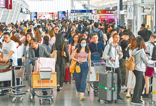 桃園國際機場航廈屬特種建築，在疫後每日入出境旅客平均12萬人次上下，消防安檢須向最高消防標準看齊，以確保場域安全，除設置灑水、排煙等設備外，另設有水砲等特殊設備。（陳麒全攝）