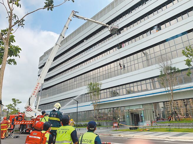 中醫大新竹附醫消防演練，雲梯車登上5樓協助病患脫困。（本報資料照片）