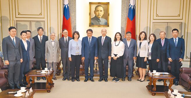 总统府秘书长潘孟安（中左）15日带领大法官被提名人廖福特（左三起）、陈运财、何赖杰、司法院副院长被提名人姚立明、院长被提名人张文贞、大法官被提名人刘静怡（右三）、王碧芳（右四）等人拜会立法院长韩国瑜（中右）。（姚志平摄）