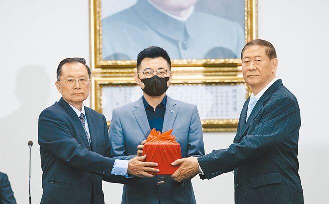 国民党黄復兴党部前主委、退役少将臧幼侠（右）先前被控赴促统活动，遭裁罚停领7成5月退俸5年，臧幼侠表示将提起救济。（本报资料照片）