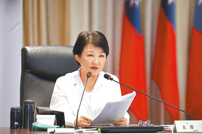 台中市政府修正《台中市消費者保護自治條例》，10月9日公告實施，市長盧秀燕15日表示，將針對遭投訴案件多的業者張貼「消費警訊」。（林欣儀攝）