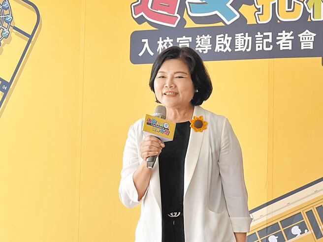 雲林縣長張麗善15日受訪時表示，明年開徵的碳費，基於公平正義原則，中央應該留一半給地方。（周麗蘭攝）