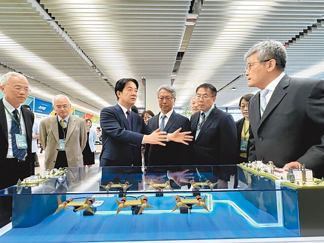 賴清德總統（左三）15日出席中研院南部院區開幕，並參訪南部院區各項研究成果。（曹婷婷攝）