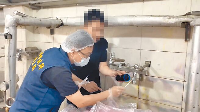 高雄市卫生局14日前往中正预校稽查，发现校内厨房有多项缺失，卫生局採集多项食材、环境检体送验。（高雄市卫生局提供／任义宇高雄传真）