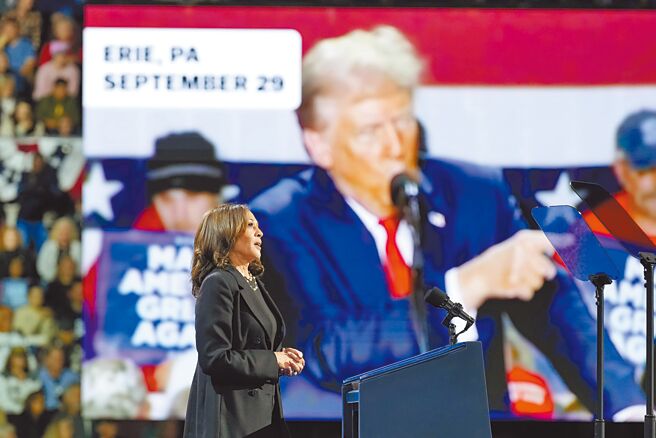 民主党总统候选人贺锦丽14日在宾州造势，批评共和党候选人川普精神错乱。（美联社）