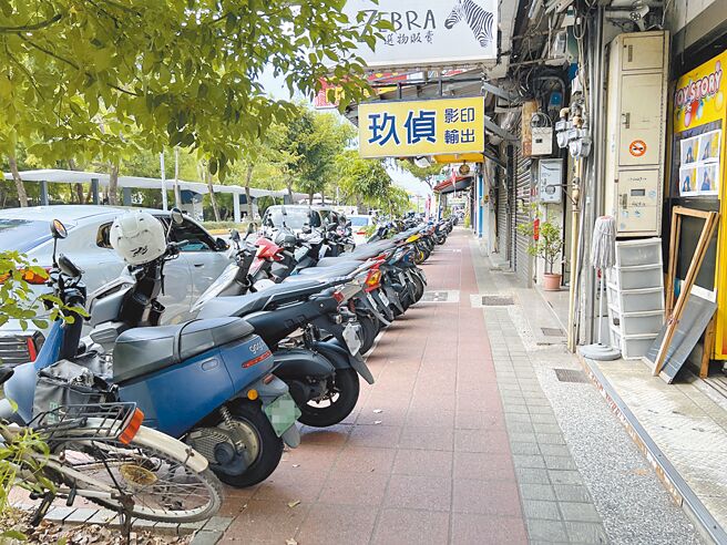 清华大学对面、光復路二段人行道上，因画设机车停车格，机车族常骑上人行道，民进党新竹市议员刘崇显建议比照清大这侧，改为避车弯形式。（王惠慧摄）