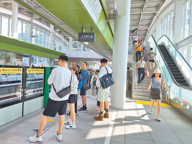 台中捷运今年1至4月平均日运量达4.28万人次，较去年成长17％，今年亏损可控制在5亿以下。（陈淑娥摄）