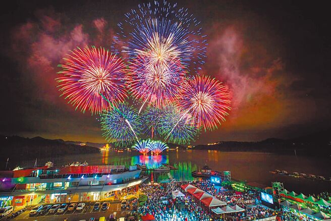 首場日月潭花火音樂會19日在伊達邵碼頭登場，將由十鼓擊樂團以震撼鼓聲拉開序幕，並施放360秒煙火；當天上午6時起北旦、伊達邵碼頭前方水域為煙火施放區，禁止遊客靠近並從事水域活動。（日月潭風管處提供／楊靜茹南投傳真）