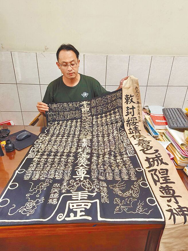 王国信拜师学成当道长，进而研究地方道坛文化，保存道教相关文物。（廖素慧摄）