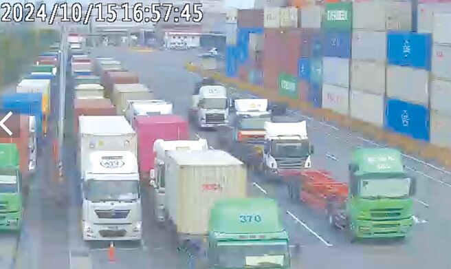 高雄港65、66碼頭出現壅塞狀況，港務公司分析為交領櫃貨車多集中於早上8時、中午及晚餐時間到場，才有短暫壅塞。（翻攝港務168／洪靖宜高雄傳真）