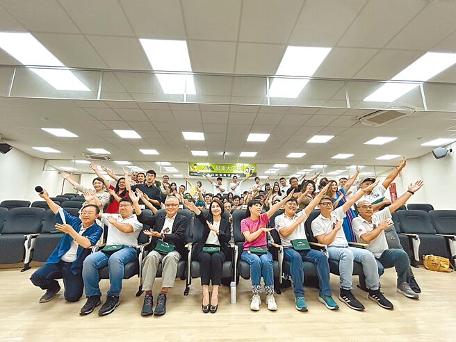 由屏東縣政府開辦的大店長系列課程第4期進階領導班15日開訓，再度吸引27家企業帶領管理階層受訓共學。（謝佳潾攝）