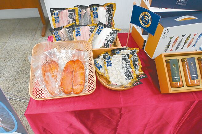 興達港區漁會15日舉辦展銷會，圖為烏魚子、虱目魚肚等水產品。（林瑞益攝）