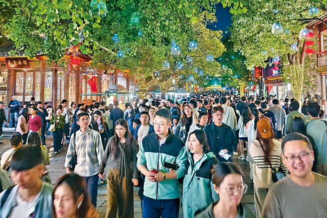 大陆「十一」国内出游7.65亿人次，游客出游总花费7008.17亿元人民币。（中新社）