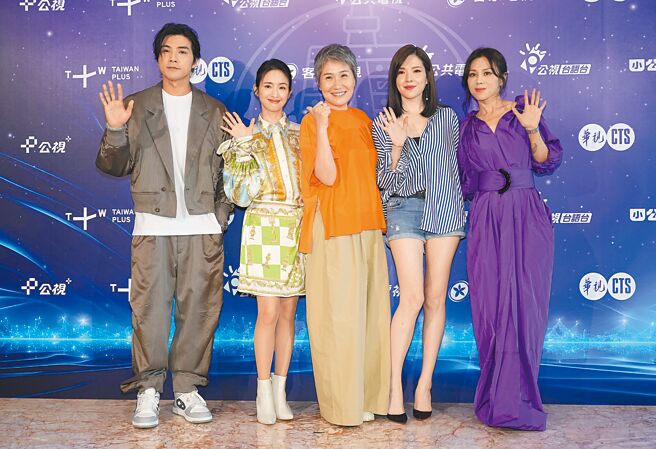 《不够善良的我们》剧组贺军翔（左起）、林依晨、编导徐誉庭、许玮宁、歌手蔡健雅15日出席公广金钟入围茶会。（罗永铭摄）