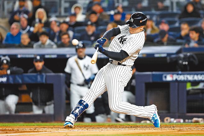 索托对守护者3局下敲出穿上洋基球衣的首支季后赛全垒打。（路透）