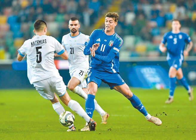 小馬迪尼（右）在歐國聯對以色列之戰上演義大利國家隊處女秀。（路透）