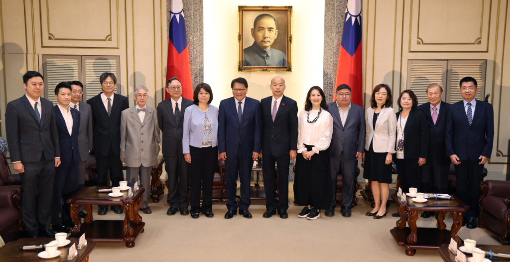 總統府祕書長潘孟安（中左）15日帶領大法官被提名人廖福特（左三起）、陳運財、何賴傑、司法院副院長被提名人姚立明、院長被提名人張文貞、大法官被提名人劉靜怡（右三）、王碧芳等人拜會立法院長韓國瑜（中右）。（資料照,姚志平攝）